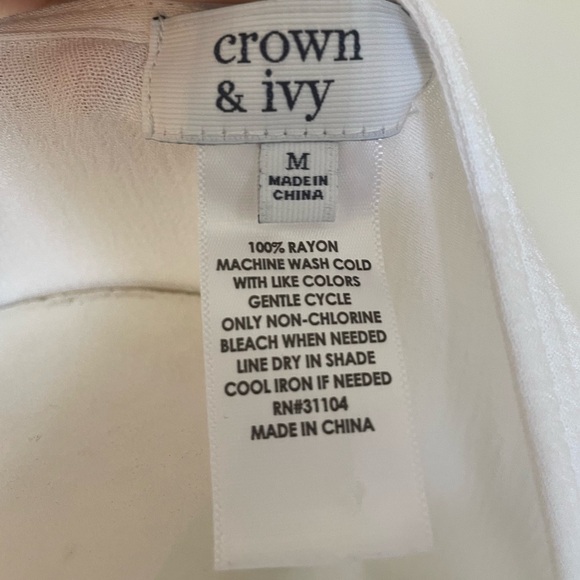 Crown & Ivy White 3/4 Sleeve Blue Embroidered Neck Detail Swimsuit Cover Size M - Picture 4 of 7